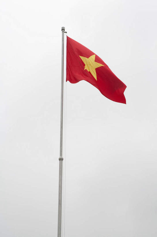 无人,竖图,室外,特写,白天,仰视,静物,旗帜,国旗,旗杆,乌云,云,星星,阴天,云朵,云彩,一个,黄色,天空,天,星形,单个,昏暗,阴沉,五角形,越南国旗,旗,五角星,彩图,低角度拍摄,金星红旗