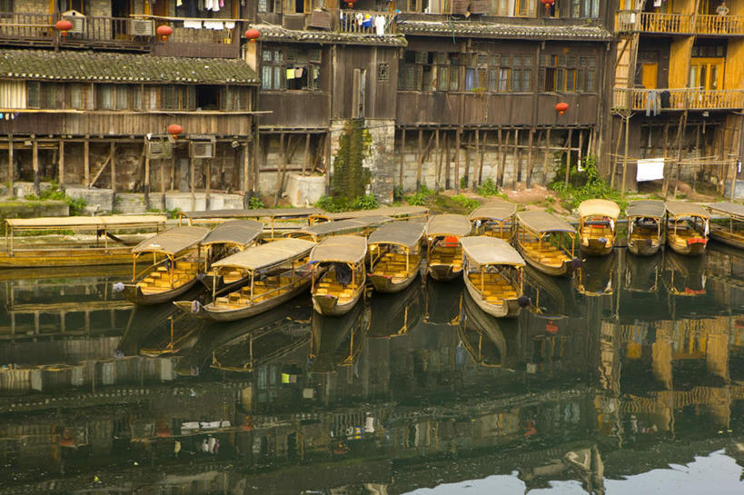 无人,家,木屋,横图,室外,白天,正面,旅游,度假,河流,美景,水,植物,船,照明,中国,亚洲,凤凰,灯笼,纸灯笼,河水,景观,水流,木船,娱乐,住宅,树,树木,绿色,倒影,自然,灯具,交通工具,享受,休闲,景色,放松,生长,成长,照亮,倒映,舟,照明设备,自然风光,载具,东亚,湖南,湖南省,凤凰古城,中华人民共和国,华中地区,湘,反照,凤凰县,彩图,茅舍,茅屋,棚屋,小木屋,小屋