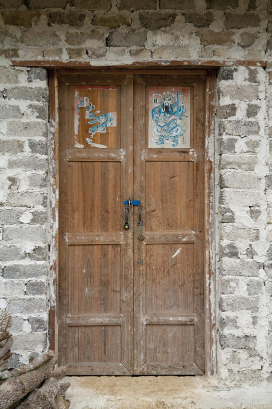 无人,竖图,室外,白天,正面,度假,石头,美景,门,城市风光,城市,中国,亚洲,木制,石子,墙,景观,娱乐,墙壁,墙面,木制品,门框,享受,休闲,景色,放松,广西,东亚,广西壮族自治区,中华人民共和国,桂,华南地区,石块,彩图