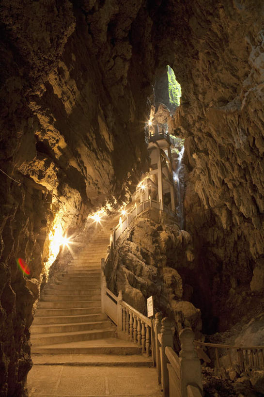 无人,栏杆,竖图,彩色,室内,白天,仰视,旅游,度假,石头,美景,山,山脉,楼梯,霓虹灯,中国,亚洲,阴影,光线,扶手,影子,阶梯,景观,山峰,灯光,七彩,山峦,娱乐,光源,护栏,霓虹,台阶,灯,自然,群山,享受,休闲,景色,放松,洞穴,广西,照明设备,自然风光,东亚,钟乳石,石钟乳,广西壮族自治区,中华人民共和国,桂,华南地区,百色,百色市,氖灯,洞窟,窟窿,石块,岩石,彩图,低角度拍摄,湖润镇,靖西县,通灵大峡谷,新灵村