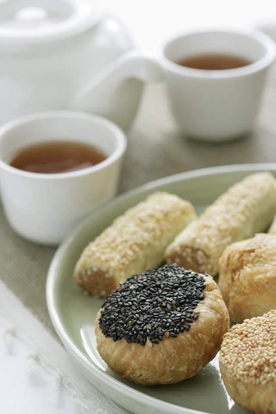 面食,无人,竖图,俯视,室内,特写,白天,白色背景,烹饪,中餐,幸福,茶,杯子,餐具,阴影,朦胧,模糊,反射,碟子,壶,盘,影子,油炸,芝麻,茶叶,料理,食品,娱乐,菜肴,美食,水壶,食物,盘子,茶壶,容器,水杯,碟,享受,休闲,温馨,中式,放松,乐趣,摄影,佳肴,影棚,提神,舒适,醒脑,脂麻,胡麻,白麻,巨胜子,油麻,茶杯,彩图,高角度拍摄,影棚拍摄,拍摄,江苏菜,芝麻条