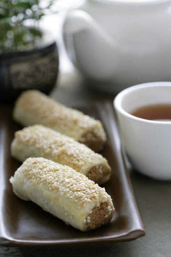 面食,无人,竖图,俯视,室内,特写,白天,烹饪,中餐,幸福,植物,茶,桌面,桌子,杯子,餐具,一排,阴影,整齐,反射,木制,碟子,壶,盘,盆栽,影子,油炸,芝麻,茶叶,料理,食品,盆景,娱乐,菜肴,美食,水壶,食物,排列,三个,绿色,自然,盘子,茶壶,木制品,容器,水杯,碟,享受,休闲,温馨,中式,放松,乐趣,摄影,佳肴,影棚,生长,成长,提神,舒适,队列,醒脑,脂麻,胡麻,白麻,巨胜子,油麻,茶杯,彩图,高角度拍摄,影棚拍摄,拍摄,江苏菜,芝麻条