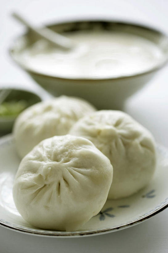 点心,无人,竖图,俯视,室内,特写,白天,白色背景,餐具,阴影,朦胧,模糊,反射,碟子,盘,影子,勺子,陶瓷,料理,食品,包子,面点,陶瓷制品,饮品,营养,馒头,美食,食物,饮料,三个,盘子,容器,调羹,碟,汤匙,碗,中式,摄影,影棚,储藏,储存,豆浆,安神,彩图,高角度拍摄,影棚拍摄,拍摄,植物奶,贮存