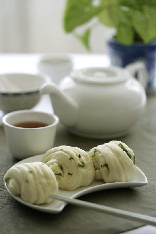 点心,面食,无人,竖图,俯视,室内,特写,白天,早餐,幸福,植物,茶,筷子,桌面,桌子,杯子,餐具,阴影,朦胧,模糊,反射,木制,碟子,壶,花卷,螺旋,盘,盆栽,影子,茶叶,料理,食品,盆景,文化,娱乐,传统,美食,水壶,食物,三个,绿色,自然,盘子,茶壶,木制品,容器,水杯,碟,享受,休闲,温馨,中式,早点,放松,乐趣,摄影,影棚,生长,成长,礼节,提神,舒适,醒脑,礼仪,茶杯,进餐用具,彩图,高角度拍摄,影棚拍摄,早饭,拍摄