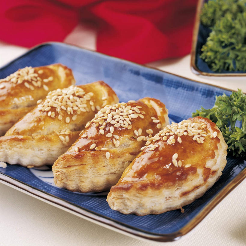 点心,无人,方图,俯视,室内,特写,白天,桌面,桌子,蔬菜,餐具,一排,阴影,朦胧,模糊,新鲜,整齐,反射,木制,碟子,盘,影子,生菜,莴苣,芝麻,食品,甜点,甜品,食物,糕点,排列,盘子,餐巾,木制品,碟,甜食,摄影,有机食品,绿色食品,影棚,队列,叉烧酥,脂麻,胡麻,白麻,巨胜子,春菜,鹅仔菜,莴仔菜,千金菜,油麻,叶用莴苣,保洁方巾,口布,彩图,高角度拍摄,影棚拍摄,拍摄