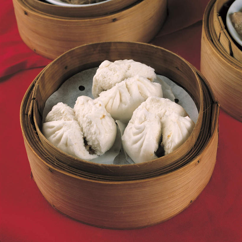 点心,蒸笼,无人,方图,俯视,室内,特写,白天,烹饪,厨具,阴影,红色背景,竹制,反射,影子,料理,食品,包子,叉烧包,面点,叉烧,馒头,美食,食物,三个,中式,摄影,影棚,竹制品,笼屉,烹饪用具,烹调用具,烹调,彩图,高角度拍摄,影棚拍摄,拍摄