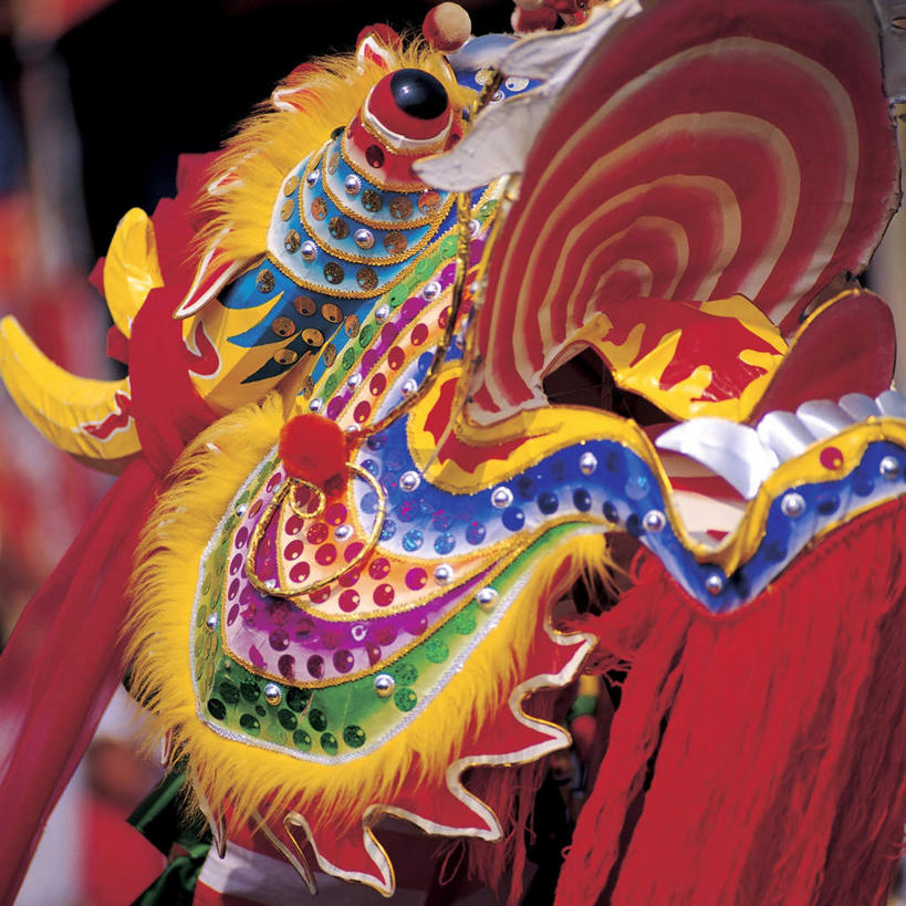 东方人,三个人,伙伴,朋友,站,方图,室外,白天,正面,民族服装,友谊,亚洲,舞狮,表演,辟邪,朦胧,模糊,黄种人,文化,祈祷,祈福,站着,健康,许愿,遮,遮掩,祈求,掩盖,遮挡,遮盖,舞狮子,驱邪,祛邪,避邪,掩饰,狮灯,狮子舞,平安,友情,男人,男性,年轻男性,亚洲人,站立,半身,彩图,传统服装,民俗服,舞蹈