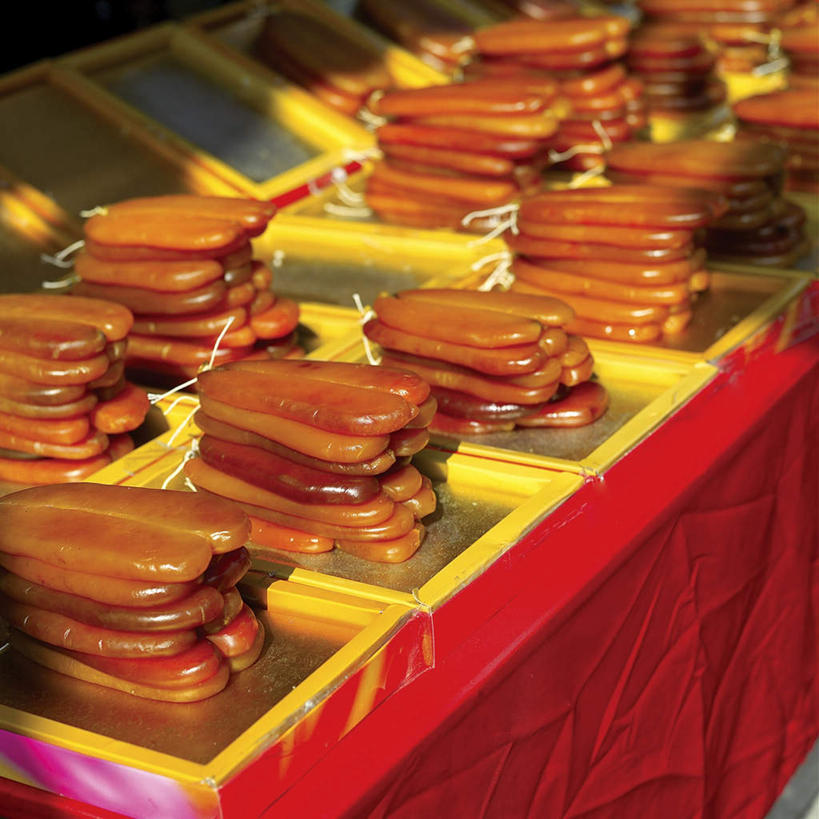 海鲜,无人,商店,方图,俯视,室外,特写,白天,购物,消费,阴影,朦胧,模糊,反射,鱼,影子,水产,鱼类,货架,海洋生物,架子,金融,百货,水生动物,海产品,陈列架,水生物,选购,贸易,海底动物,血拼,乌鱼,超市货架,黑鱼,蛇头鱼,乌鳢,彩图,高角度拍摄,店铺,杂货店,杂货铺