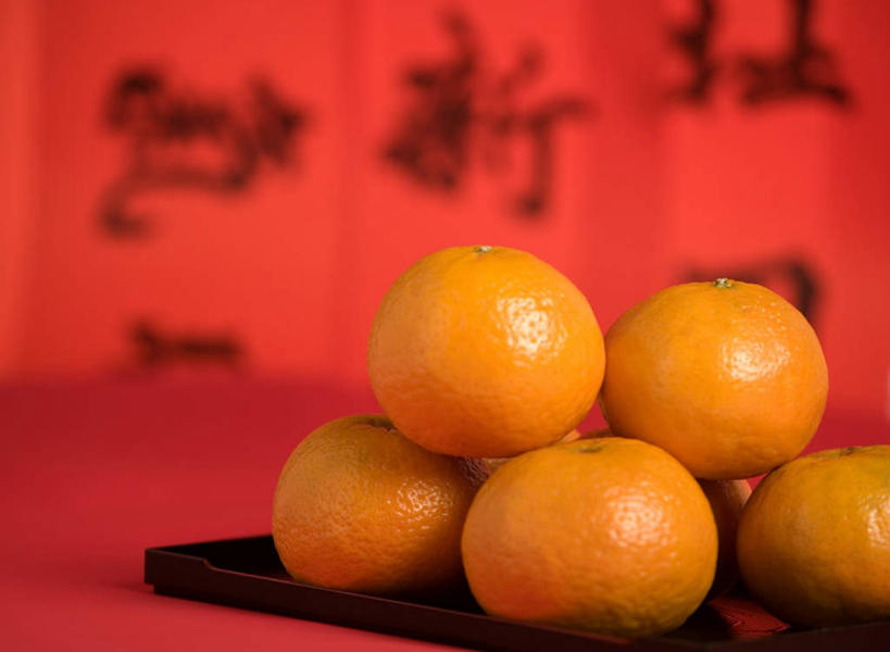 无人,横图,室内,特写,白天,正面,桌面,桌子,柑橘,餐具,水果,春节,对联,一堆,许多,堆叠,堆积,节日,朦胧,模糊,庆祝,新鲜,艺术,木制,标志,碟子,盘,文字,字符,手工艺品,生食,食品,果实,文化,标识,食物,盘子,木制品,工艺品,碟,庆典,汉字,有机食品,绿色食品,纪念,春联,堆,高雅,中国文化,中文,自信心,品位,国文,华文,橘子,桔子,橙子,橙,彩图,对子,楹联