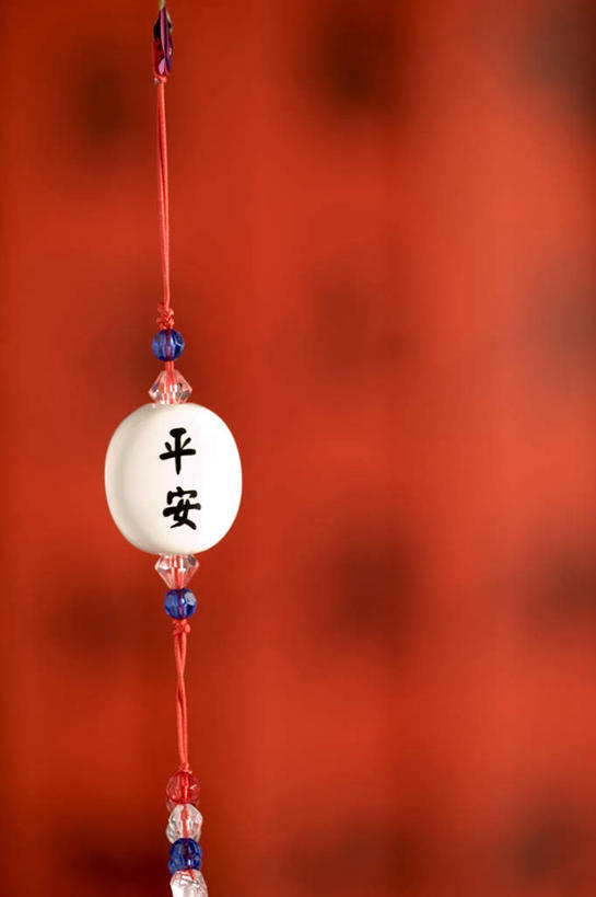 无人,竖图,室内,特写,白天,正面,幸福,运气,静物,风铃,对联,一排,许多,吊挂,悬挂,阴影,朦胧,模糊,艺术,整齐,反射,标志,文字,影子,字符,手工艺品,挂,文化,标识,排列,工艺品,祈祷,祈福,汉字,警示,许愿,春联,祈求,吉祥,高雅,平和,队列,中国文化,中文,问候,警惕,自信心,品位,思念,想念,玉振,国文,华文,幸运,占风铎,彩图,对子,楹联