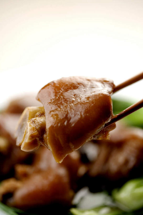 无人,竖图,俯视,室内,特写,白天,烹饪,中餐,筷子,蔬菜,餐具,一双,阴影,朦胧,模糊,新鲜,反射,碟子,盘,影子,青菜,红烧,料理,食品,文化,传统,猪手,猪蹄,猪爪,菜肴,美食,食物,盘子,碟,中式,佳肴,有机食品,绿色食品,礼节,小白菜,礼仪,不结球白菜,猪脚,红烧菜,进餐用具,彩图,高角度拍摄