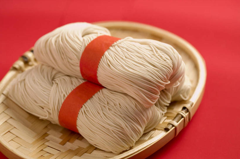 面食,面条,无人,横图,俯视,室内,特写,白天,一堆,许多,阴影,堆叠,堆积,红色背景,反射,扁担,影子,面,绳子,摄影,影棚,堆,捆绑,绳索,农具,绑缚,竹木用具,彩图,高角度拍摄,影棚拍摄,拍摄