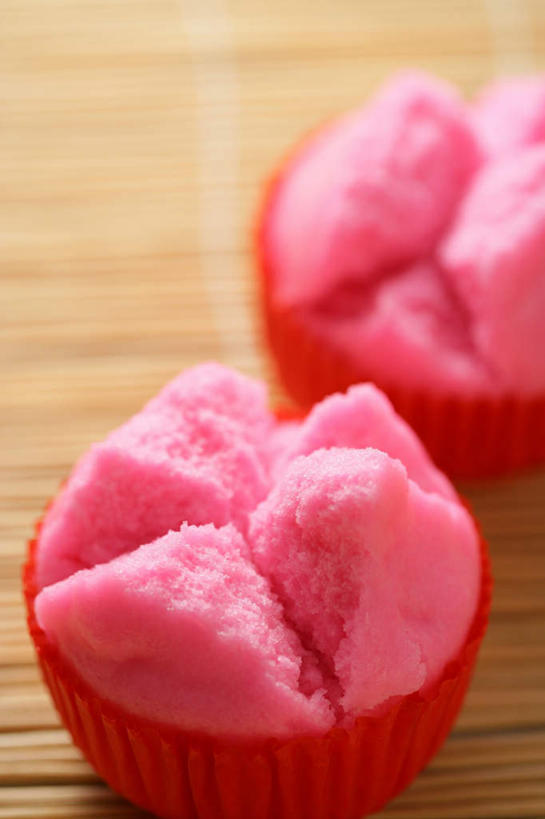 点心,无人,竖图,俯视,室内,特写,白天,生日,桌面,桌子,阴影,朦胧,模糊,反射,木制,影子,食品,甜点,甜品,食物,糕点,木制品,甜食,纸托,蛋糕托,蛋糕托纸,蛋糕纸托,彩图,高角度拍摄,寿糕