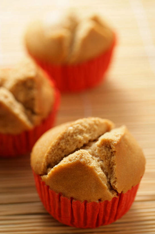 点心,无人,竖图,俯视,室内,特写,白天,生日,桌面,桌子,阴影,朦胧,模糊,反射,木制,影子,食品,甜点,甜品,食物,糕点,木制品,甜食,纸托,蛋糕托,蛋糕托纸,蛋糕纸托,彩图,高角度拍摄,寿糕