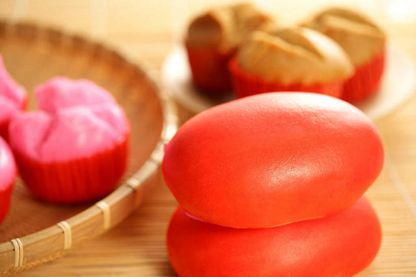 点心,无人,横图,俯视,室内,特写,白天,桌子,阴影,朦胧,模糊,反射,影子,料理,食品,包子,面点,甜点,甜品,美食,食物,糕点,甜食,中式,寿桃,寿桃包,床上桌,懒人桌,彩图,高角度拍摄,寿糕