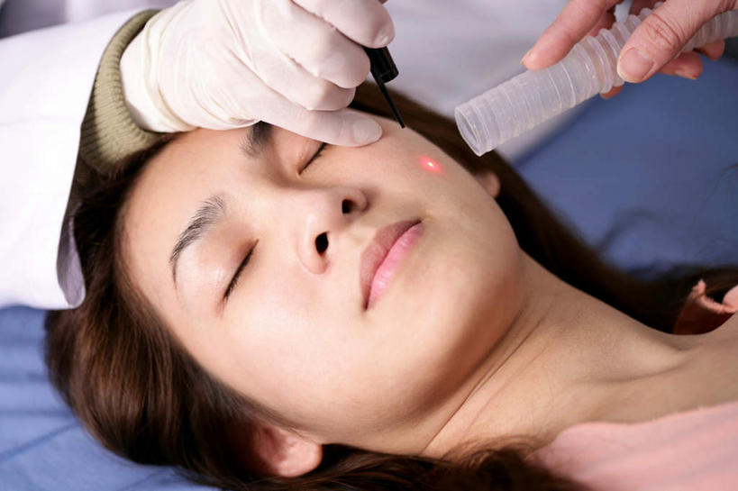 东方人,脸,头,脸颊,手,三个人,医生,医院,站,横图,俯视,室内,特写,白天,工作服,制服,安全,床,亚洲,握,朦胧,模糊,防护,拿,拿着,黄种人,肩膀,手套,站着,医护人员,医疗人员,手部,针管,针筒,握着,注射,保护,单手,手术,医疗,医疗设备,手术室,注射器,红外线,医疗器械,保险,手术台,整形,医疗机构,病号服,手术床,保全,周全,安稳,安定,防护手套,工作制服,平安,男人,男性,年轻男性,年轻女性,女人,女性,亚洲人,头部,脸部,脸蛋,面部,大夫,站立,半身,彩图,高角度拍摄,工作套服,病院,诊所,病患服,外科手术,医疗美容外科手术,整形手术,热射线,不可见光线,电磁波