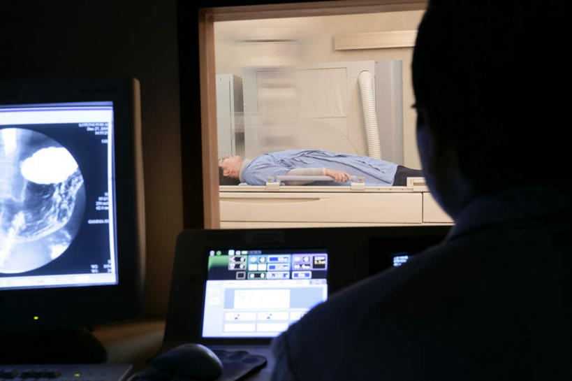 东方人,两个人,医生,病人,医院,坐,躺,横图,室内,白天,工作服,制服,机器,显示器,窗户,照明,亚洲,医学,屏幕,墙,灯光,背光,黄种人,设备,显示屏,顶灯,玻璃窗,墙壁,墙面,灯,背面,白色,扫描仪,灯具,医护人员,医疗人员,照亮,医疗,医疗设备,照明设备,病患,医疗器械,核磁共振,医疗工具,逆光,输出设备,核磁共振成像,医疗机构,病号服,核磁共振扫描仪,磁共振成像,核磁共振技术,工作制服,检测工具,卧着,男人,男性,中年男性,亚洲人,大夫,患者,就医者,躺着,卧,坐着,半身,彩图,工作套服,病院,诊所,病患服