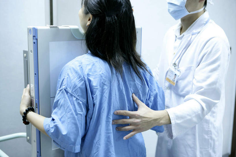 东方人,两个人,医生,病人,医院,站,横图,室内,白天,工作服,制服,机器,亚洲,握,分离,辐射,医学,墙,过滤,分开,注视,黄种人,设备,标识,吊牌,墙壁,墙面,装饰品,背面,白色,口罩,饰品,手链,首饰,胸牌,观察,看,站着,医护人员,医疗人员,隔断,搭,握着,遮掩,手镯,观看,隔离,察看,医疗,医疗设备,卫生,徽章,x射线,掩盖,遮挡,搭着,关注,净化,病患,间隔,医疗器械,身份,预防,x光,镯子,医疗工具,遮盖,防尘,胸章,胸透,医疗机构,胸卡,病号服,掩饰,断绝,隔开,屏蔽,屏绝,远离,中断,阻遏,阻隔,编号牌,雕刻牌,工号牌,胸号牌,胸徽,员工牌,工作制服,检测工具,男人,男性,年轻男性,年轻女性,女人,女性,亚洲人,大夫,患者,就医者,站立,半身,彩图,工作套服,病院,诊所,病患服,荧光透视,电磁辐射