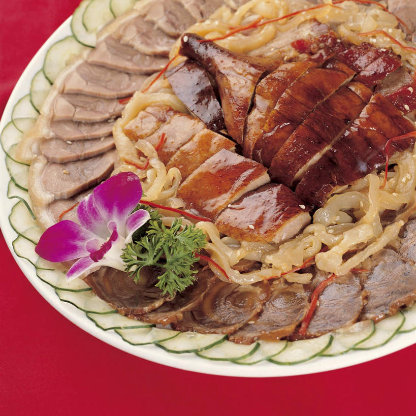 烤鸭,无人,方图,俯视,室内,特写,白天,烹饪,中餐,黄瓜,蔬菜,餐具,阴影,红色背景,新鲜,装饰,盛开,反射,碟子,盘,影子,花菜,花椰菜,西兰花,鸡肉,肉,料理,食品,花蕾,鸭肉,菜肴,美食,肉类,花,花瓣,花朵,鲜花,食物,盘子,碟,花苞,花蕊,中式,摄影,佳肴,有机食品,绿色食品,影棚,华丽,修饰,椰菜花,点缀,肉食,白斩鸡,北京烤鸭,衬托,美观,雅致,雅观,甘蓝花,北京菜,京帮菜,京菜,三黄油鸡,青瓜,胡瓜,彩图,高角度拍摄,影棚拍摄,拍摄