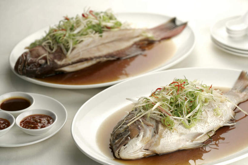 无人,横图,俯视,室内,特写,白天,白色背景,烹饪,中餐,餐具,阴影,反射,碟子,盘,影子,陶瓷,调料,酱料,酱汁,佐料,料理,食品,陶瓷制品,调味品,鲷鱼,调味料,酱,菜肴,美食,食物,盘子,容器,碟,碗,中式,摄影,佳肴,影棚,储藏,鲷,加吉鱼,铜盆鱼,储存,清蒸,班加吉,加真鲷,彩图,高角度拍摄,影棚拍摄,拍摄,贮存