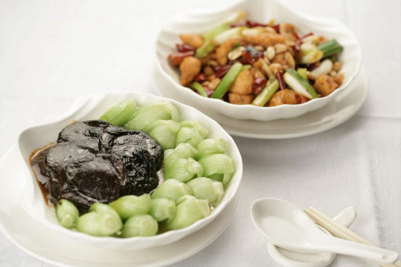 无人,横图,俯视,室内,特写,白天,白色背景,烹饪,中餐,植物,豆,花生,辣椒,蔬菜,洋葱,餐具,新鲜,碟子,盘,勺子,陶瓷,豆类,豆子,菌菇,蘑菇,鸡肉,肉,料理,食品,坚果,陶瓷制品,菌类,菜肴,美食,肉类,食物,盘子,容器,调羹,碟,汤匙,碗,中式,宫保鸡丁,食用菌,摄影,长生果,佳肴,有机食品,绿色食品,影棚,储藏,储存,玉葱,川菜,花生仁,肉食,豆科,辣角,红海椒,大椒,辣虎,广椒,落花生,落生,四川菜,花生米,圆葱,洋葱头,球葱,辣子,花生豆,红辣椒,海椒,番椒,葱头,彩图,高角度拍摄,影棚拍摄,拍摄,贮存