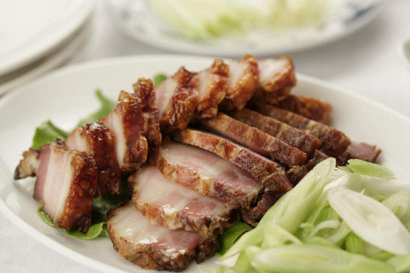 无人,横图,俯视,室内,特写,白天,白色背景,烹饪,中餐,蔬菜,蒜,餐具,一堆,许多,阴影,堆叠,堆积,朦胧,模糊,新鲜,反射,碟子,盘,影子,肉,料理,食品,蒜头,猪肉,菜肴,美食,肉类,食物,盘子,碟,中式,摄影,佳肴,有机食品,绿色食品,影棚,堆,五花肉,肉食,豚肉,胡蒜,肋条肉,三层肉,大蒜,彩图,高角度拍摄,影棚拍摄,拍摄,咸猪肉