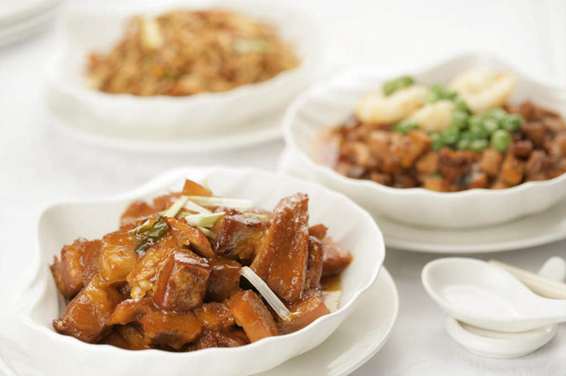 骨骼,无人,横图,俯视,室内,特写,白天,烹饪,中餐,桌面,桌子,餐具,阴影,朦胧,模糊,反射,木制,碟子,盘,影子,勺子,陶瓷,排骨,肉,料理,食品,陶瓷制品,骨头,猪肉,菜肴,美食,肉类,食物,盘子,木制品,容器,调羹,碟,汤匙,碗,中式,佳肴,储藏,骨架,储存,小排,肉食,糖醋排骨,豚肉,彩图,高角度拍摄,酸甜,糖醋菜,贮存