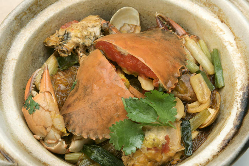 蟹,无人,横图,俯视,室内,特写,白天,烹饪,中餐,洋葱,厨具,阴影,反射,螃蟹,锅子,砂锅,影子,陶瓷,料理,食品,陶瓷制品,锅,菜肴,美食,食物,中式,摄影,佳肴,影棚,锅具,玉葱,川菜,青蟹,烹饪用具,四川菜,烹调用具,圆葱,洋葱头,球葱,葱头,烹调,彩图,高角度拍摄,影棚拍摄,拍摄,香辣蟹,肉蟹