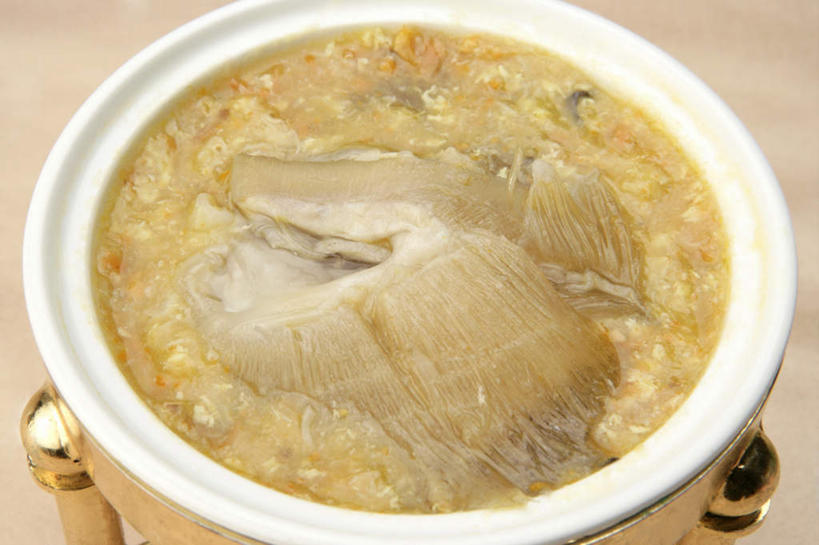 无人,横图,俯视,室内,特写,白天,烹饪,中餐,桌面,桌子,阴影,反射,木制,影子,汤,料理,食品,菜肴,美食,食物,木制品,中式,摄影,佳肴,影棚,鱼翅,鱼翅羹,湖南菜,湘菜,羹汤,鲛鲨翅,鲛鱼翅,金丝菜,沙鱼翅,鲨鱼翅,鲨鱼鳍,彩图,高角度拍摄,影棚拍摄,拍摄