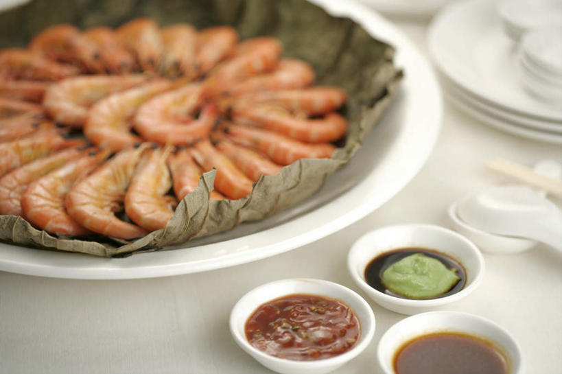 海鲜,芥末,无人,横图,俯视,室内,特写,白天,白色背景,烹饪,中餐,叶子,阴影,朦胧,模糊,环绕,围绕,反射,影子,陶瓷,调料,酱料,酱汁,佐料,料理,食品,荷叶,陶瓷制品,基围虾,调味品,调味料,环抱,酱油,水产,酱,菜肴,美食,海洋生物,食物,容器,碗,中式,摄影,佳肴,影棚,储藏,储存,水生动物,海产品,水生物,海底动物,芥末酱,莲叶,萦绕,刀额新对虾,麻虾,新对虾,豉油,叶,叶片,彩图,高角度拍摄,影棚拍摄,拍摄,芥辣,芥辣酱,青芥末酱,日式青芥末酱,油焖虾,贮存