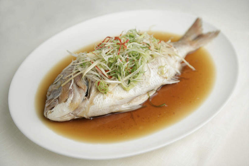 无人,横图,俯视,室内,特写,白天,白色背景,烹饪,中餐,蔬菜,蒜,洋葱,餐具,一条,阴影,新鲜,反射,鱼,碟子,盘,影子,料理,食品,蒜头,菜肴,美食,鱼类,食物,盘子,碟,中式,摄影,佳肴,有机食品,绿色食品,影棚,玉葱,清蒸,桂鱼,鳜鱼,胡蒜,鳌花鱼,圆葱,洋葱头,球葱,大蒜,葱头,彩图,高角度拍摄,影棚拍摄,拍摄,清蒸鱼