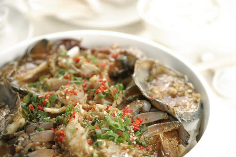 无人,横图,俯视,室内,特写,白天,烹饪,中餐,桌面,桌子,辣椒,蔬菜,蒜,阴影,新鲜,反射,木制,影子,陶瓷,肉,鱼肉,料理,食品,陶瓷制品,蒜头,菜肴,美食,肉类,食物,木制品,容器,碗,中式,摄影,佳肴,有机食品,绿色食品,影棚,储藏,储存,肉食,辣角,红海椒,大椒,辣虎,广椒,胡蒜,湖南菜,湘菜,辣子,红辣椒,海椒,番椒,大蒜,彩图,高角度拍摄,影棚拍摄,拍摄,剁椒鱼头,贮存