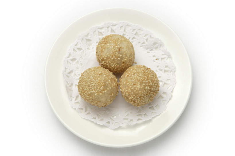 无人,横图,俯视,室内,特写,白天,白色背景,烹饪,中餐,餐具,阴影,反射,包装,包装纸,碟子,盘,影子,纸,谷类,谷物,芝麻,料理,食品,糯米,纸张,米,球形,大米,美食,球,食物,三个,盘子,碟,球体,中式,摄影,佳肴,影棚,包装材料,麻球,脂麻,胡麻,白麻,巨胜子,油麻,江米,煎堆,麻圆,糯米纸,彩图,高角度拍摄,影棚拍摄,拍摄