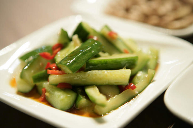 无人,横图,俯视,室内,特写,白天,烹饪,中餐,植物,桌面,桌子,豆,花生,黄瓜,辣椒,蔬菜,餐具,阴影,朦胧,模糊,新鲜,反射,木制,碟子,盘,影子,豆类,豆子,料理,食品,坚果,凉拌黄瓜,菜肴,美食,食物,盘子,木制品,碟,中式,长生果,佳肴,有机食品,绿色食品,花生仁,豆科,辣角,红海椒,大椒,辣虎,广椒,落花生,落生,花生米,青瓜,辣子,花生豆,胡瓜,红辣椒,海椒,番椒,彩图,高角度拍摄