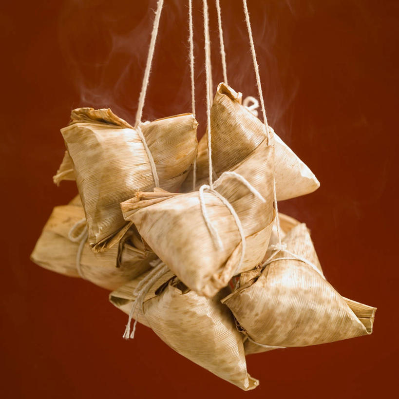 无人,方图,室内,特写,白天,白色背景,正面,叶子,端午节,许多,吊挂,悬挂,红色背景,节日,庆祝,粽叶,绿叶,挂,粽子,文化,庆典,嫩叶,摄影,影棚,纪念,箬叶,芦苇叶,角黍,筒粽,叶,叶片,彩图,影棚拍摄,拍摄