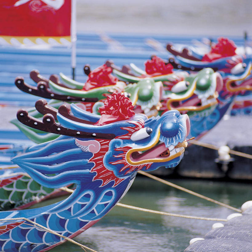 无人,方图,室外,白天,正面,成功,河流,水,船,端午节,节日,朦胧,模糊,庆祝,龙,标志,文字,字符,字母,河水,水流,木船,文化,标识,交通工具,祈祷,庆典,许愿,宗教,龙舟,信仰,纪念,祈求,祭奠,祭祀,舟,高贵,载具,图腾,传说,阿拉伯文,赛龙舟,祥瑞,灵兽,权势,尊荣,敬拜,阿拉伯语,阿拉伯字母,端阳节,五月节,午日节,幸运,祭司,彩图