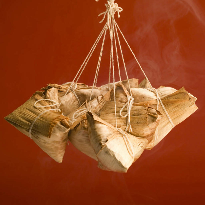 无人,方图,室内,特写,白天,白色背景,正面,叶子,端午节,许多,吊挂,悬挂,红色背景,节日,庆祝,粽叶,绿叶,挂,粽子,文化,庆典,嫩叶,摄影,影棚,纪念,箬叶,芦苇叶,角黍,筒粽,叶,叶片,彩图,影棚拍摄,拍摄