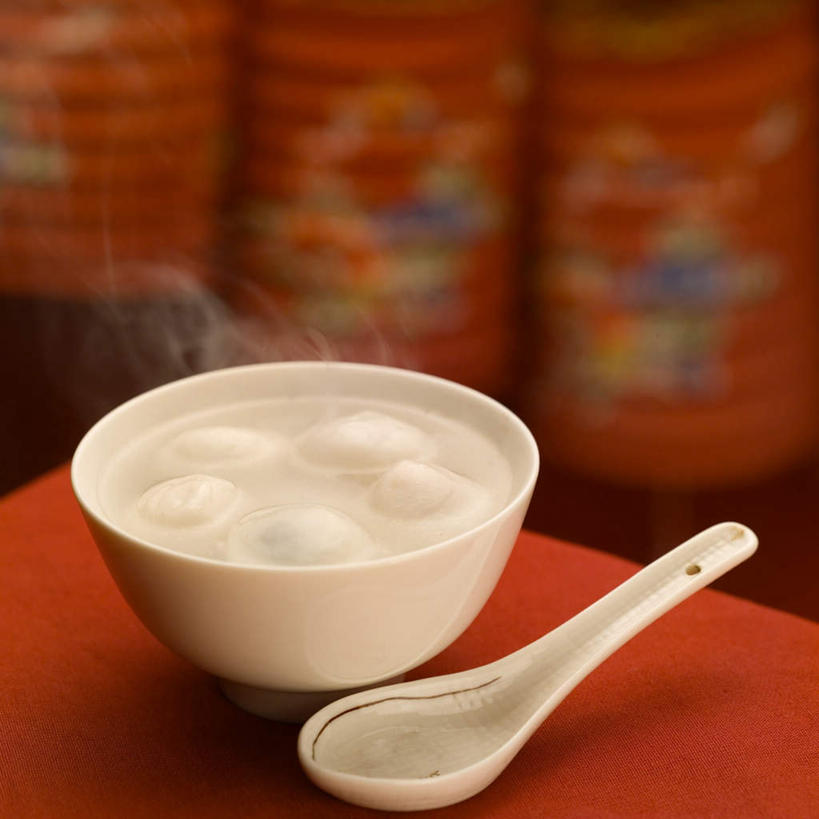 点心,汤团,无人,方图,俯视,室内,白天,桌面,桌子,照明,元宵节,一排,阴影,节日,庆祝,整齐,反射,木制,灯笼,影子,纸灯笼,勺子,陶瓷,料理,食品,陶瓷制品,文化,美食,食物,糕点,排列,木制品,容器,灯具,调羹,汤匙,碗,庆典,中式,纪念,储藏,照亮,照明设备,储存,队列,汤圆,元宵,彩图,高角度拍摄,春灯节,上元节,小正月,贮存