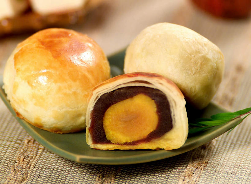 点心,月饼,无人,横图,俯视,室内,白天,桌面,桌子,餐具,叶子,阴影,朦胧,模糊,反射,木制,碟子,盘,影子,料理,食品,面点,绿叶,美食,食物,糕点,三个,盘子,木制品,碟,中式,嫩叶,宫饼,胡饼,团圆饼,小饼,月团,叶,叶片,彩图,高角度拍摄