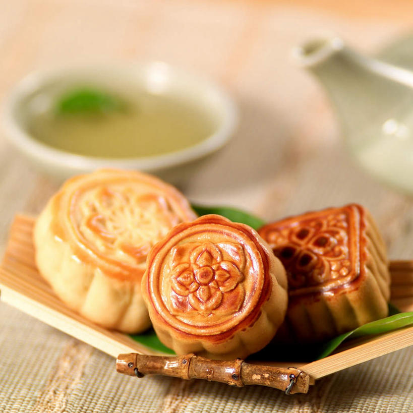 点心,月饼,无人,方图,俯视,室内,特写,白天,幸福,茶,桌面,桌子,杯子,餐具,阴影,朦胧,模糊,反射,木制,碟子,壶,盘,影子,茶叶,料理,食品,面点,娱乐,美食,水壶,食物,糕点,盘子,茶壶,木制品,容器,水杯,碟,享受,休闲,温馨,中式,放松,乐趣,提神,舒适,醒脑,宫饼,胡饼,团圆饼,小饼,月团,茶杯,彩图,高角度拍摄