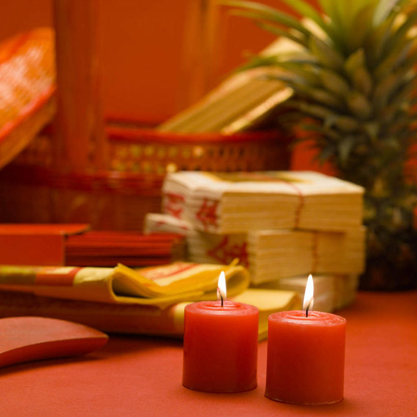 无人,方图,室内,特写,白天,正面,菠萝,静物,蜡烛,水果,阴影,朦胧,模糊,新鲜,反射,光线,火焰,影子,烛光,生食,食品,果实,燃烧,食物,两个,点燃,祈祷,许愿,宗教,信仰,有机食品,绿色食品,祈求,祭奠,祭祀,祭拜,纸钱,敬拜,冥币,凤梨,祭司,彩图,冥纸,冥镪,冥钞