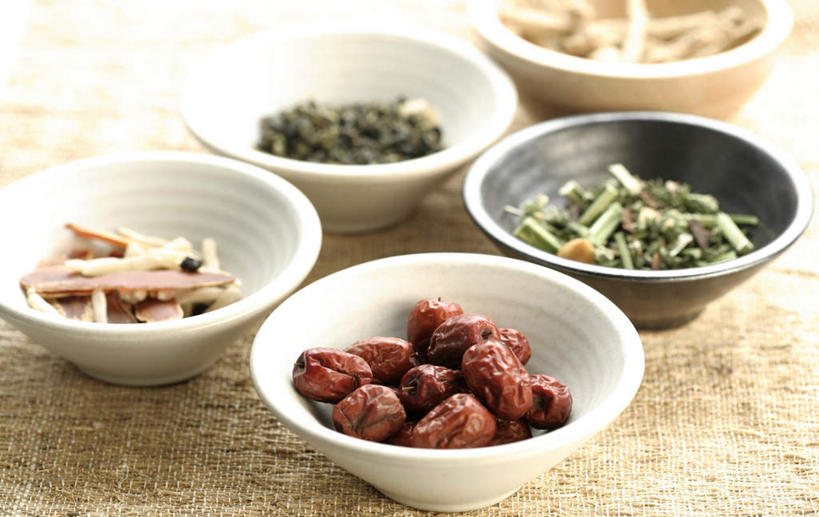 无人,横图,俯视,室内,特写,白天,幸福,植物,茶,桌子,一堆,许多,阴影,堆叠,堆积,朦胧,模糊,反射,影子,茶叶,果实,草药,药草,娱乐,中药,红色,享受,休闲,温馨,放松,乐趣,摄影,影棚,堆,枸杞子,枸杞,提神,舒适,醒脑,药材,中草药,中药材,本草,苟起子,枸杞豆,枸杞果,血杞子,彩图,高角度拍摄,影棚拍摄,拍摄