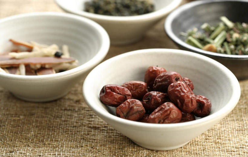 无人,横图,俯视,室内,特写,白天,幸福,植物,茶,桌子,一堆,许多,阴影,堆叠,堆积,朦胧,模糊,反射,影子,茶叶,果实,草药,药草,娱乐,中药,红色,享受,休闲,温馨,放松,乐趣,摄影,影棚,堆,枸杞子,枸杞,提神,舒适,醒脑,药材,中草药,中药材,本草,苟起子,枸杞豆,枸杞果,血杞子,彩图,高角度拍摄,影棚拍摄,拍摄