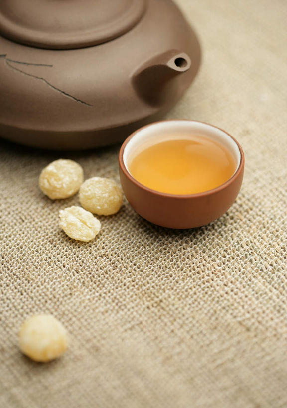 无人,竖图,俯视,室内,特写,白天,幸福,茶,桌子,杯子,阴影,反射,壶,影子,陶瓷,莲子,茶叶,陶瓷制品,娱乐,水壶,排列,一个,茶壶,容器,水杯,四个,享受,休闲,温馨,放松,乐趣,摄影,影棚,单个,提神,舒适,醒脑,乌龙茶,莲米,莲肉,莲实,摆列,茶杯,彩图,高角度拍摄,影棚拍摄,拍摄,青茶,山茶,布列,分列