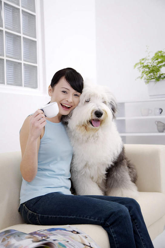 东方人,一个人,客厅,坐,笑,微笑,露齿笑,竖图,室内,白天,正面,阅读,植物,沙发,宠物,狗,杂志,杯子,亚洲,仅一个年轻女性,仅一个女性,仅一个人,一本,握,学习,阴影,服装,反射,瓷器,盆栽,影子,墙,咖啡杯,盆景,陶瓷制品,注视,休闲装,黄种人,墙壁,墙面,一只,衣服,绿色,白色,自然,动物,观察,看,休闲,休闲服,可爱,搭,读书,浏览,握着,服饰,生长,牧羊犬,成长,观看,察看,起居室,搭着,关注,瓷杯,布艺沙发,忠诚,古代牧羊犬,古牧,截尾犬,英国古代牧羊犬,客堂,年轻女性,女人,女性,亚洲人,犬,坐着,半身,彩图