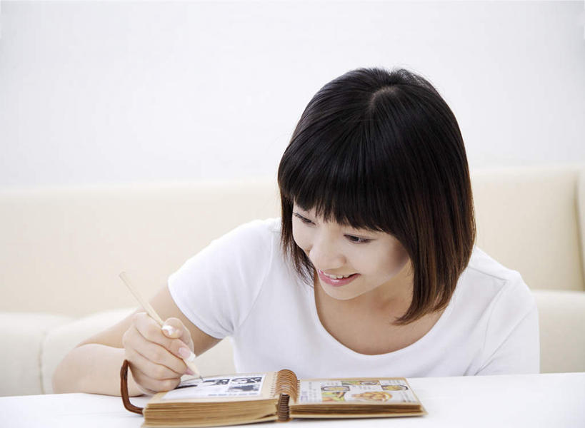 东方人,一个人,客厅,坐,笑,微笑,露齿笑,横图,室内,白天,正面,沙发,亚洲,仅一个年轻女性,仅一个女性,仅一个人,握,阴影,服装,反射,笔,影子,墙,办公用品,记事本,注视,休闲装,黄种人,水笔,墙壁,墙面,文具,衣服,白色,本子,笔记本,学习用品,低头,观察,看,休闲,休闲服,握着,服饰,观看,日记,文具用品,一支,察看,起居室,书写,关注,布艺沙发,客堂,誊写,年轻女性,女人,女性,亚洲人,坐着,半身,彩图,日志