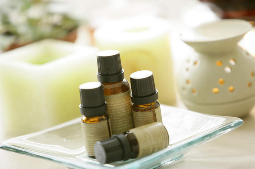 无人,横图,俯视,室内,特写,白天,餐具,蜡烛,阴影,朦胧,模糊,透明,反射,碟子,盘,影子,玻璃制品,盘子,玻璃瓶,精油,瓶子,碟,通明,烛炬,芳香植物,芳香油,挥发油,香精油,彩图,高角度拍摄