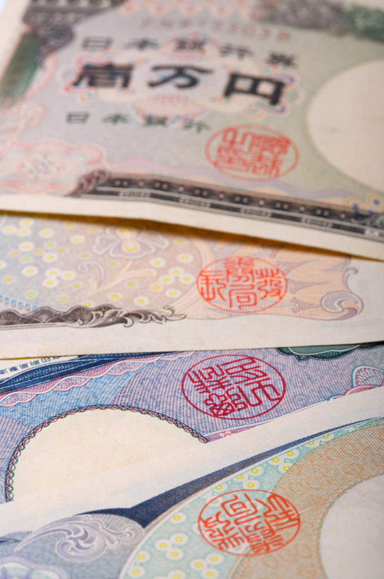 无人,竖图,俯视,室内,特写,白天,钱,静物,一排,阴影,朦胧,模糊,整齐,反射,日文,标志,钱币,文字,影子,字符,四张,标识,排列,钞票,金融,纸币,经济,日元,队列,流通,纸钞,贸易,日语,货币,现金,彩图,高角度拍摄,日本银行券,日圆