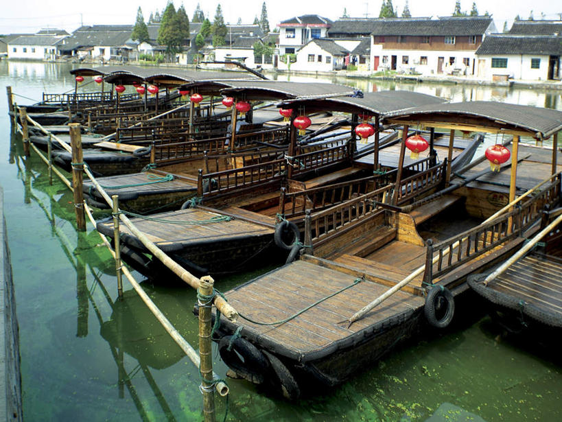 无人,家,码头,横图,室外,白天,正面,旅游,度假,名胜古迹,标志建筑,地标,港口,建筑,船,照明,上海,中国,亚洲,一排,许多,吊挂,停靠,悬挂,阴影,遗迹,整齐,光线,灯笼,影子,纸灯笼,房屋,屋子,木船,挂,古迹,文物,娱乐,建设,古建筑,楼房,住宅,排列,红色,阳光,灯具,交通工具,享受,休闲,旅游胜地,放松,朱家角,照亮,申,舟,照明设备,队列,停泊,载具,青浦区,古文明,东亚,淀山湖,上海市,游艇码头,朱家角镇,中华人民共和国,沪,华东地区,朱家角古镇,淀山湖风景区,彩图,房子,摆渡口,埠头,渡口,渡头,港湾,海港,口岸