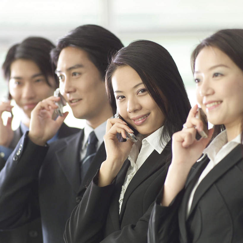 东方人,手,四个人,同事,商务人士,商务男性,商务女性,站,笑,打电话,微笑,露齿笑,方图,室内,白天,正面,衬衫,成功,合作,团队,集体,信心,窗户,电话,手机,亚洲,一排,握,阴影,套装,朦胧,模糊,整齐,反射,影子,领带,注视,黄种人,通讯设备,队伍,玻璃窗,排列,观察,看,站着,手部,握着,观看,单手,察看,领导,象征,庄重,成就,队列,关注,商务装,身份,合伙,领袖,工薪阶层,正式,地位,四部,交流,男人,男性,年轻男性,年轻女性,女人,女性,亚洲人,白领,上班族,沟通,通话,站立,半身,彩图,衬衣